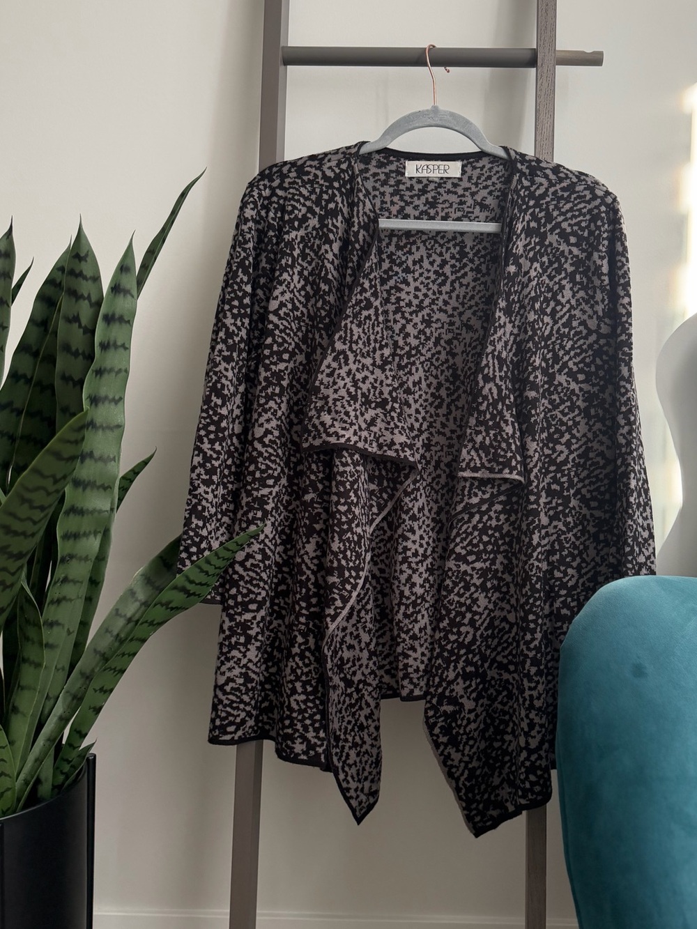 Kasper Black and Gray Patterned Open-Front Cardigan